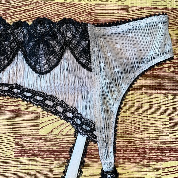 Jezebel light pink and black four strap garter belt M/L - NWOT - Picture 4 of 9